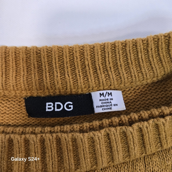 Cozy Sweater with Beaver Design - Picture 2 of 6